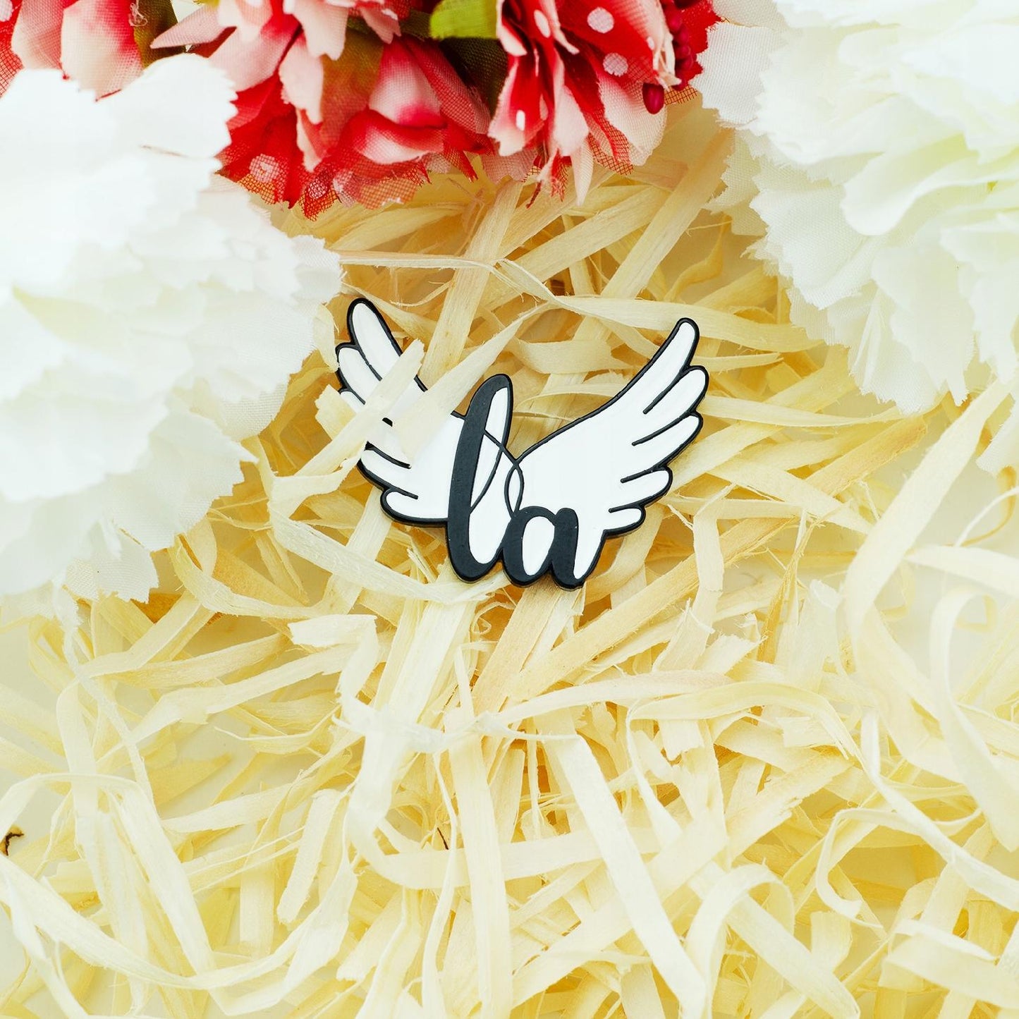 Little Angel przypinka w kształcie skrzydeł z logo LA