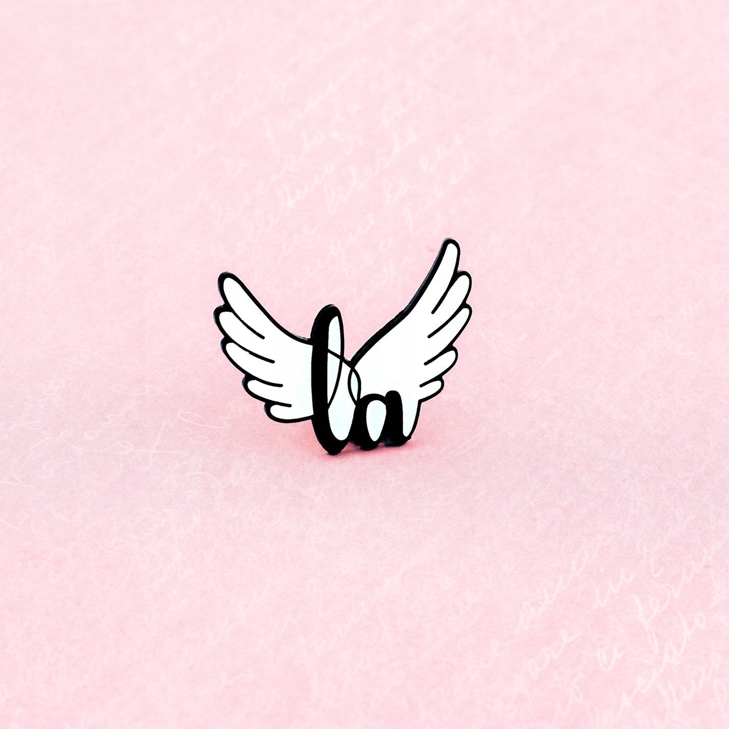 Little Angel przypinka w kształcie skrzydeł z logo LA