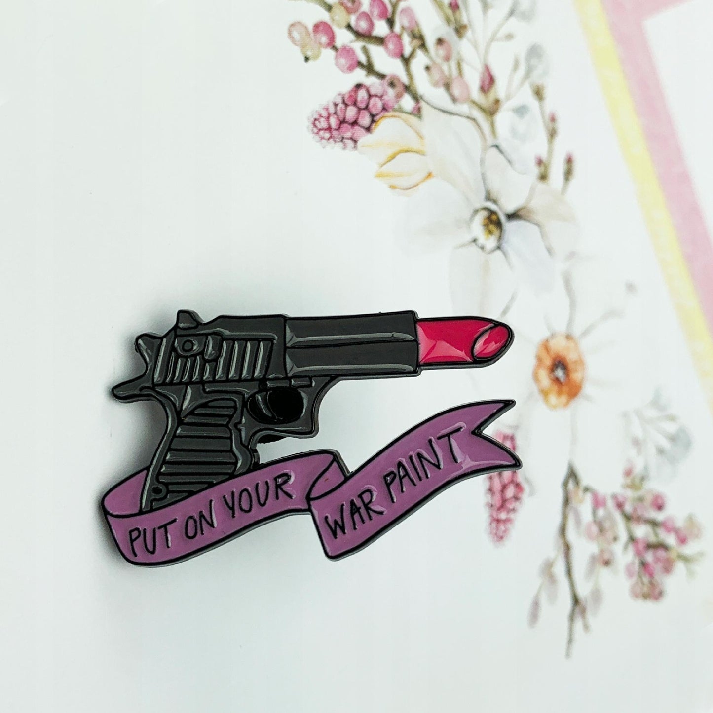 GIRL POWER przypinka szminka pistolet - Pinets Polska