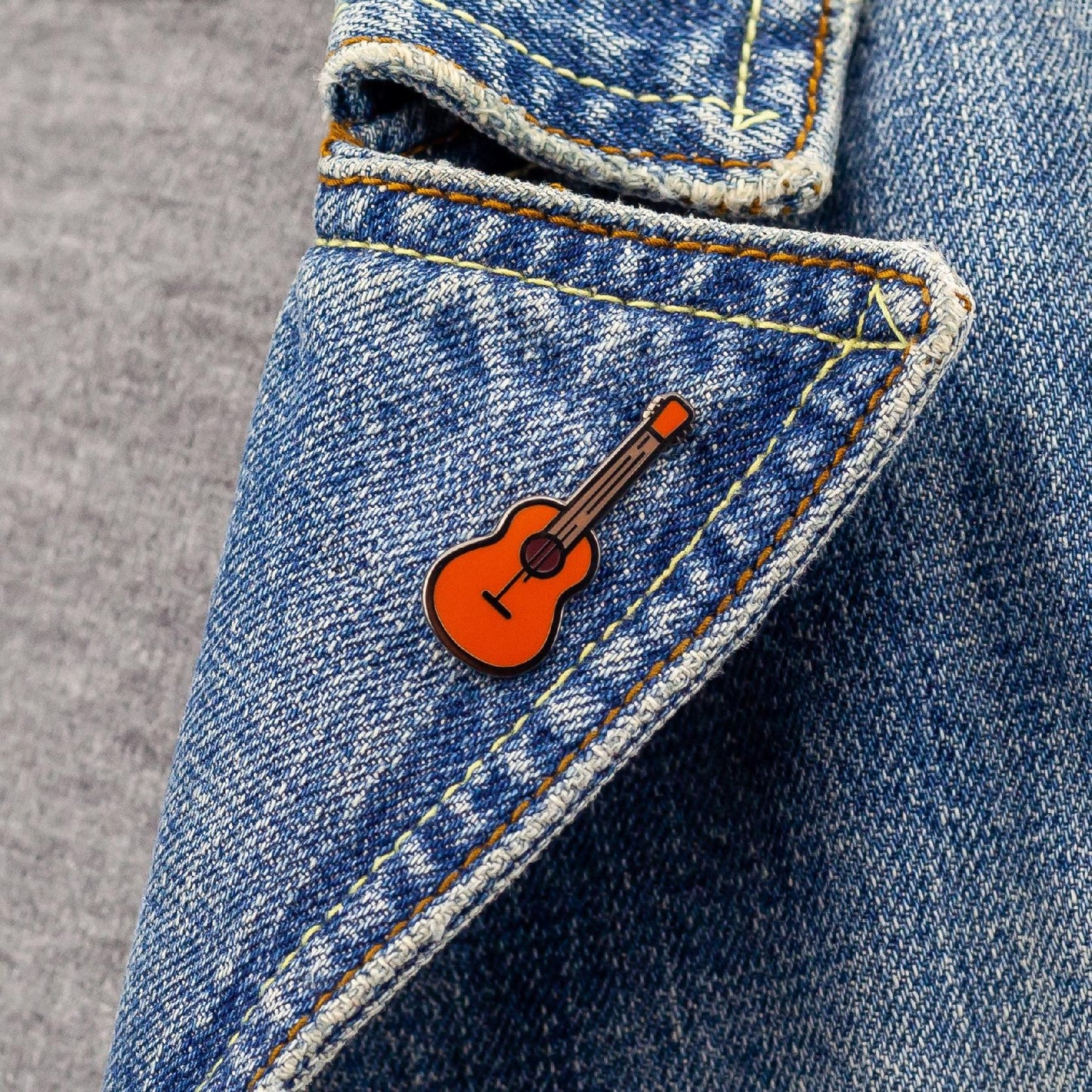 Gitara akustyczna - przypinka dla muzyka