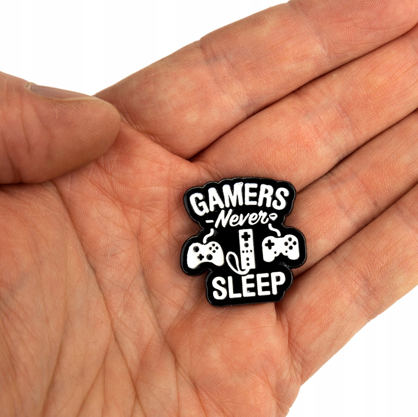 Przypinka gamingowa Gamers Never Sleep - prezent dla gracza