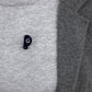 Litera P z otwartą buzią - ciemnofioletowa przypinka