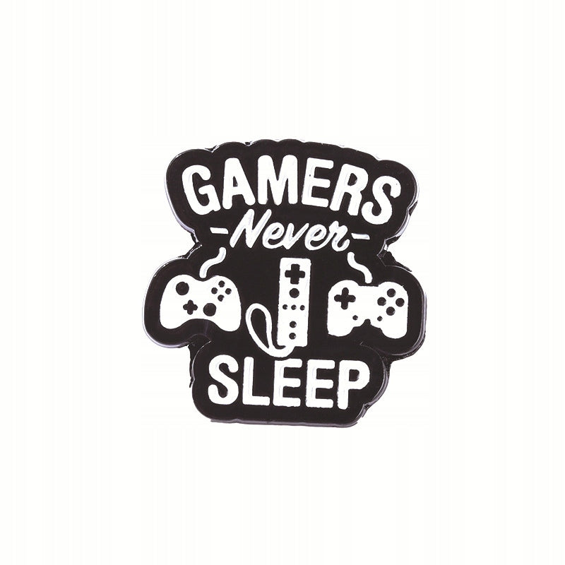Przypinka gamingowa Gamers Never Sleep - prezent dla gracza