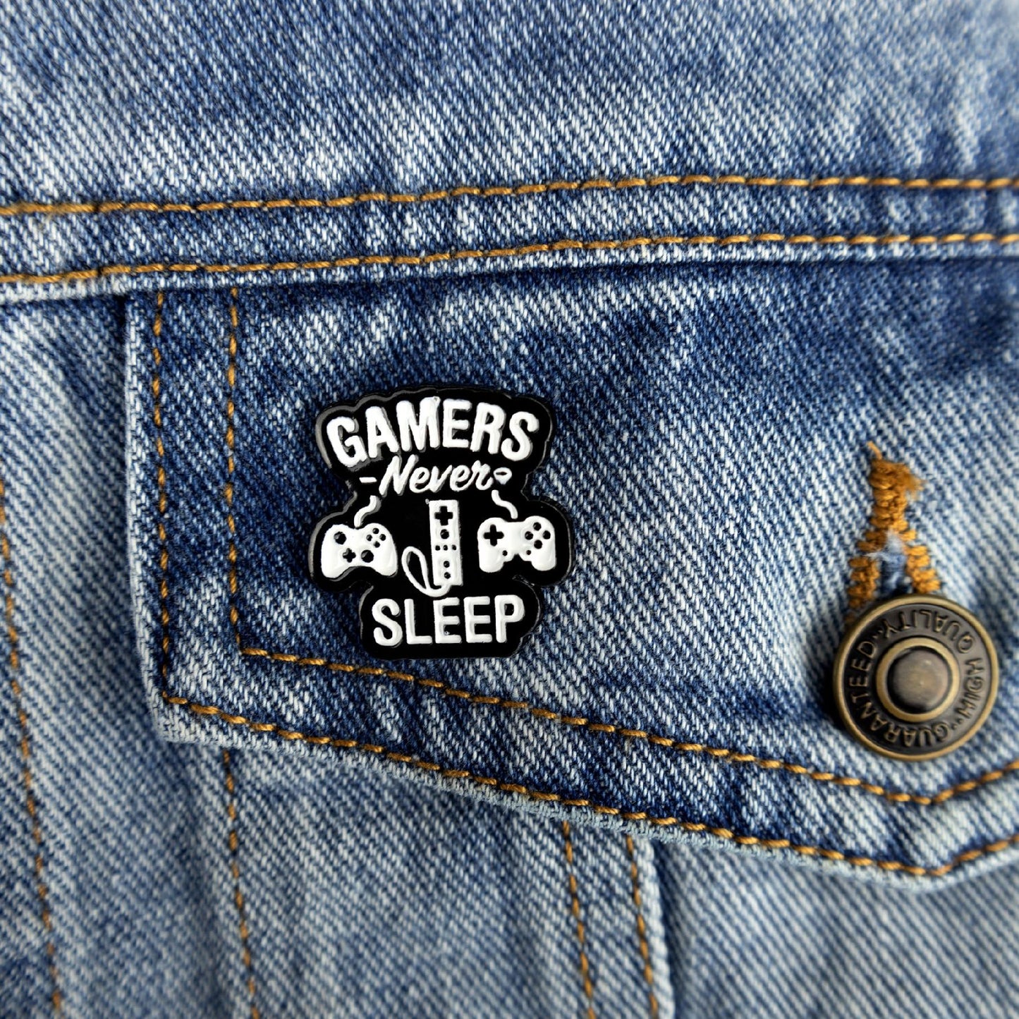 Przypinka gamingowa Gamers Never Sleep - prezent dla gracza