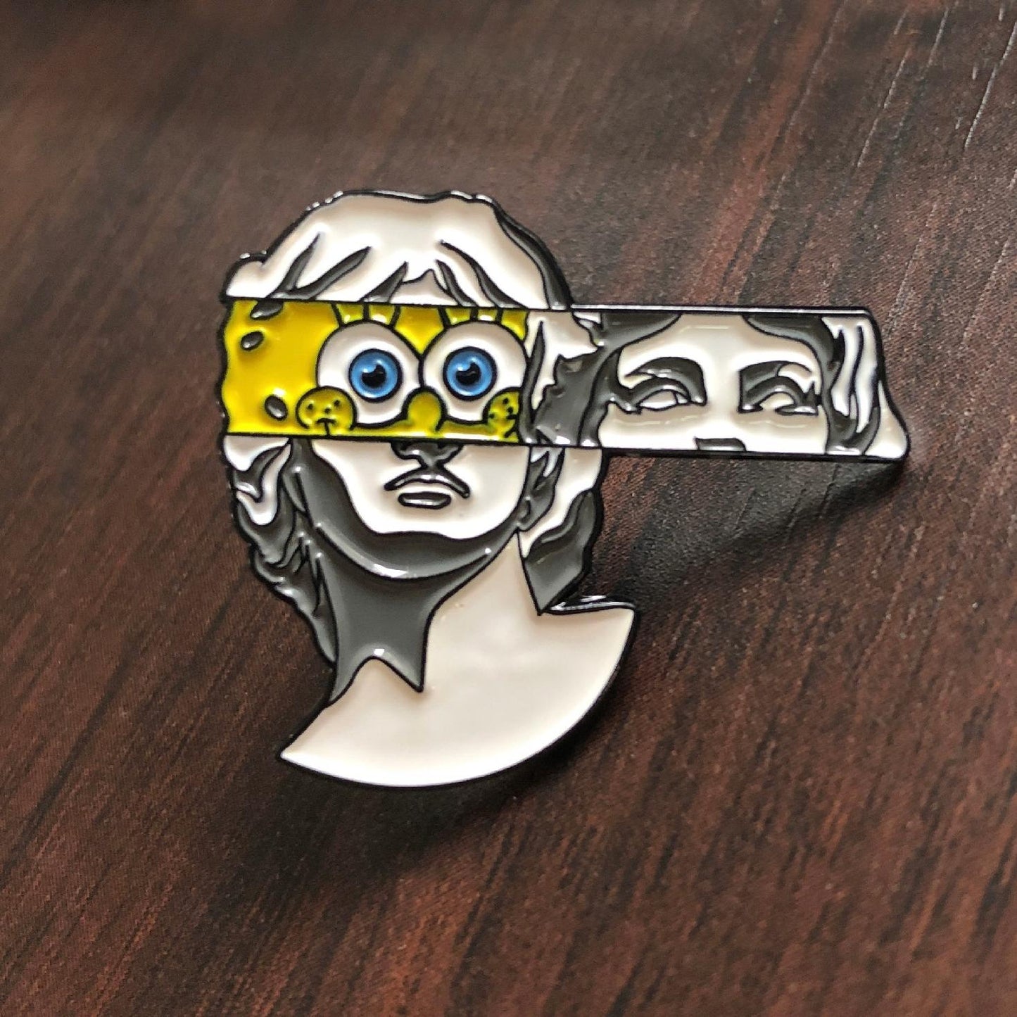 Rzeźba z oczami SpongeBoba przypinka