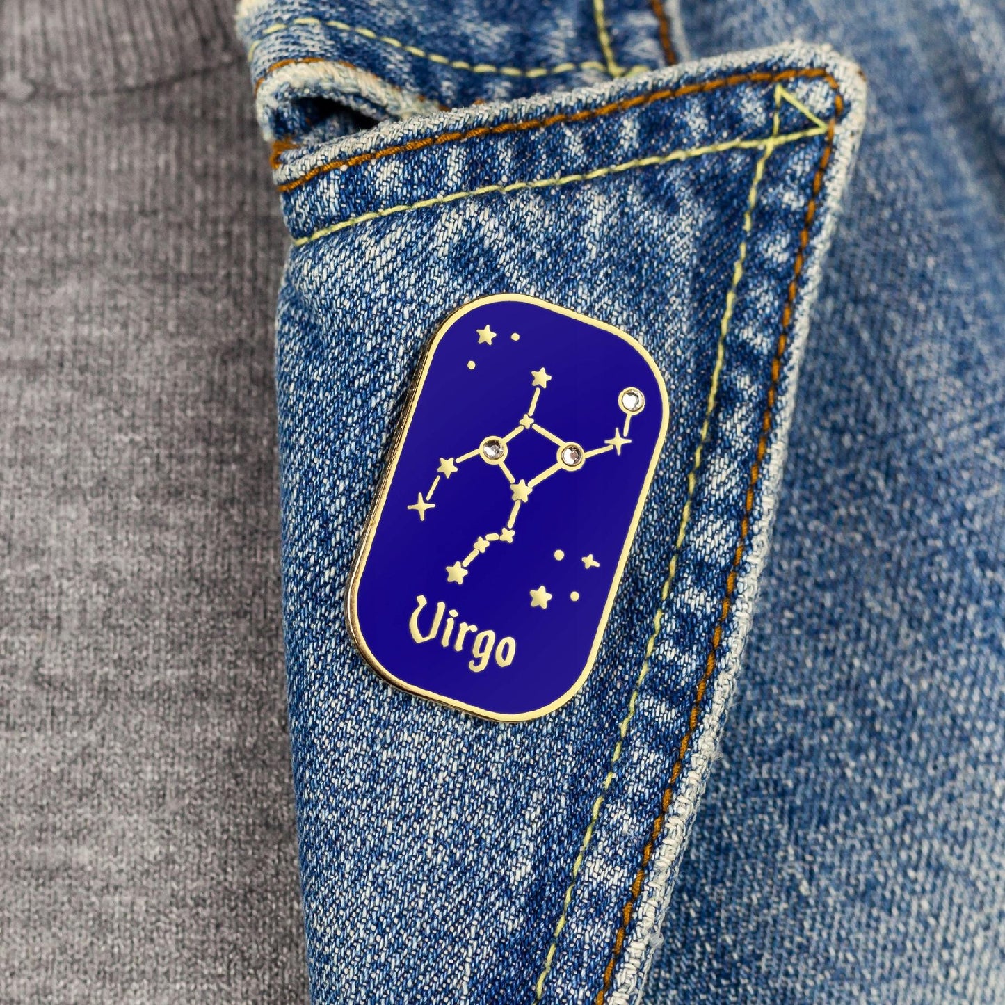 Znak zodiaku Panna (Virgo) - przypinka z cyrkoniami wykończona 14K złotem