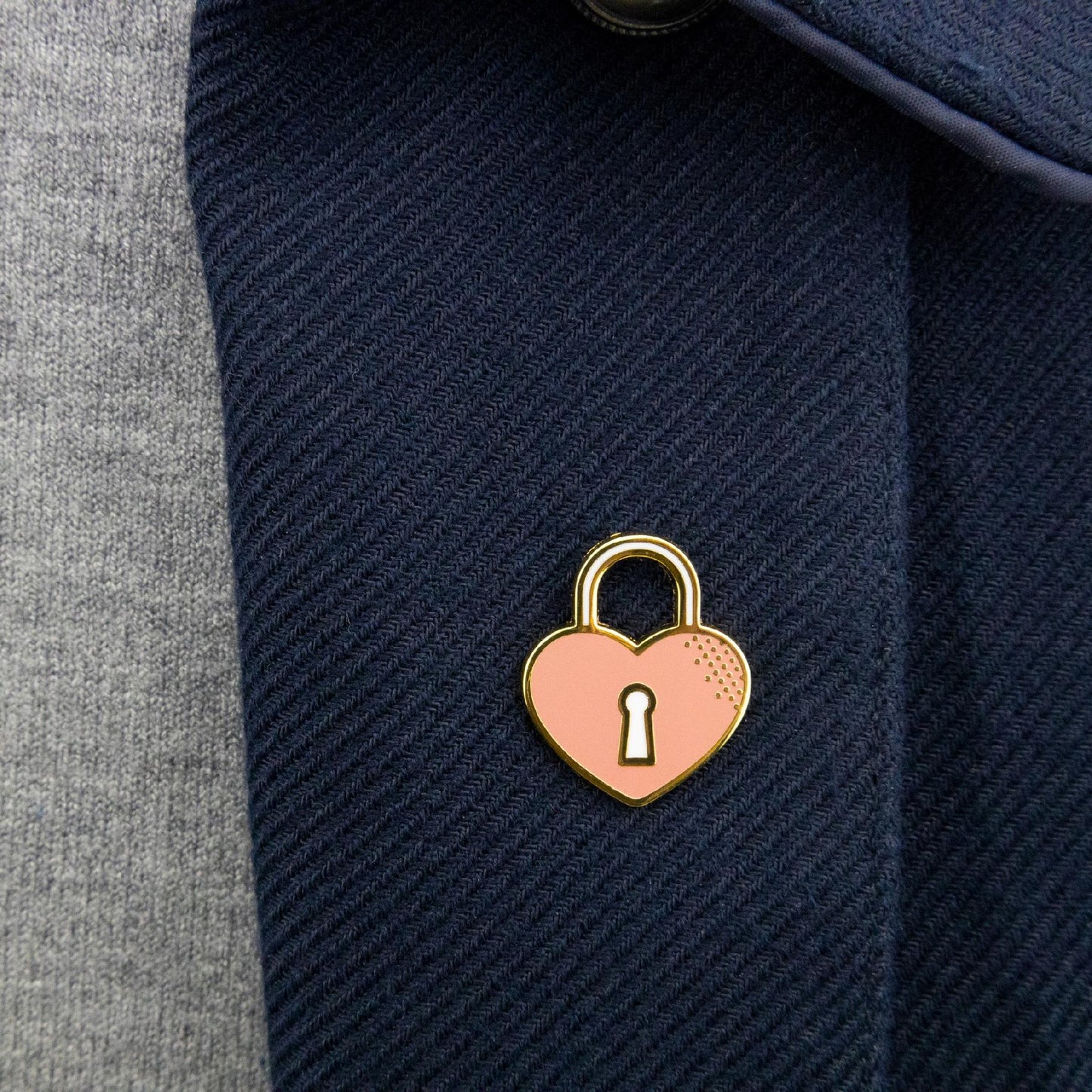Przypinka ślubna - różowa kłódka - prezent na ślub
