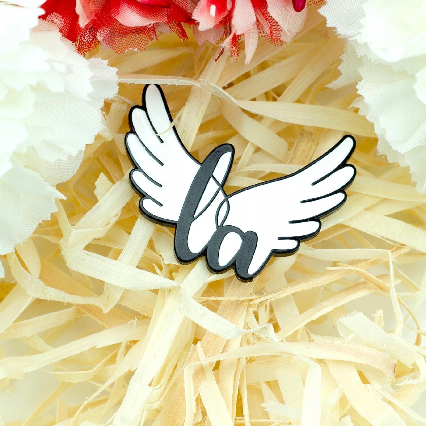 Little Angel przypinka w kształcie skrzydeł z logo LA