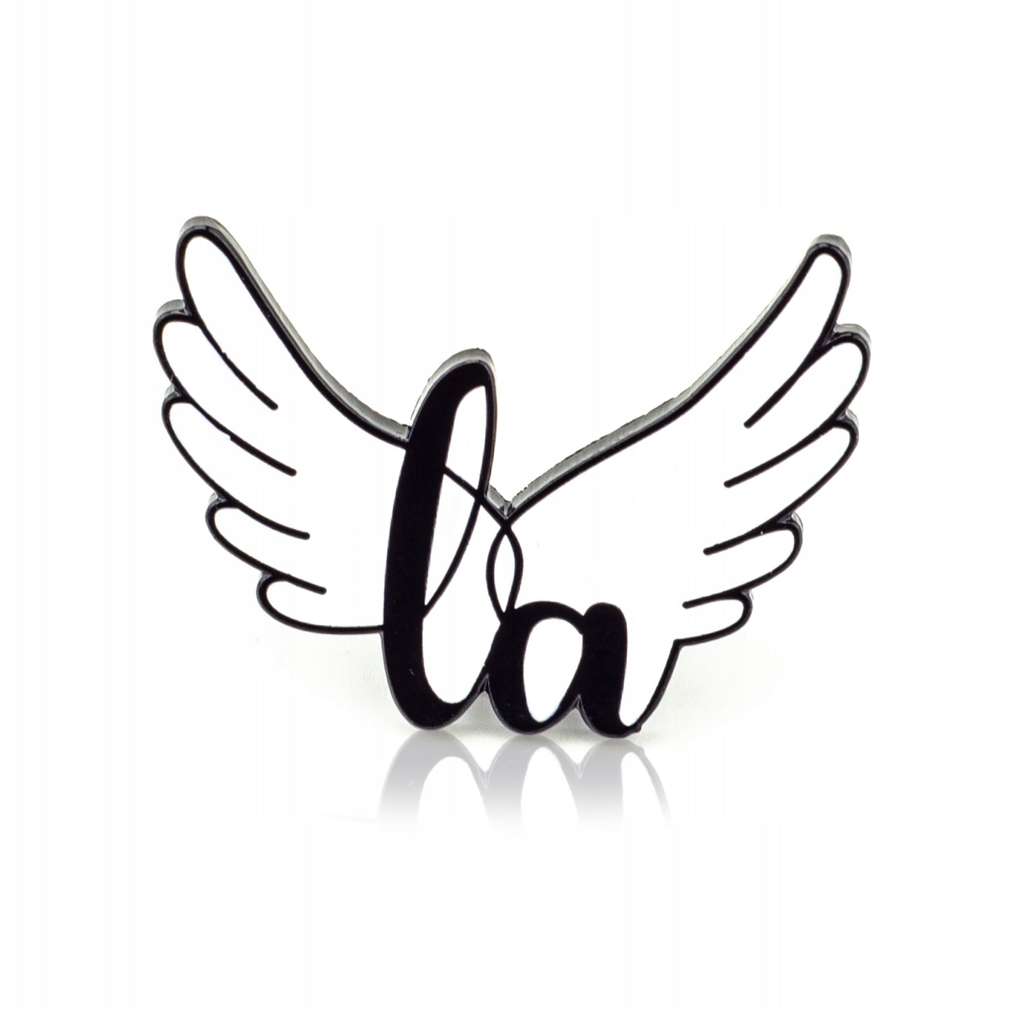 Little Angel przypinka w kształcie skrzydeł z logo LA