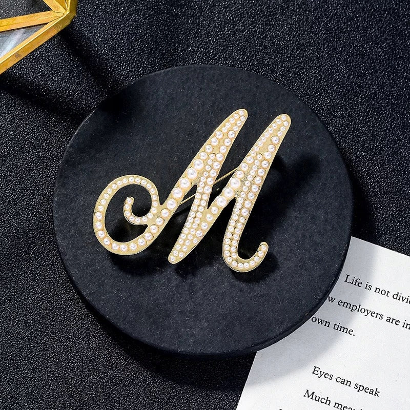 Złota litera M broszka z perłami