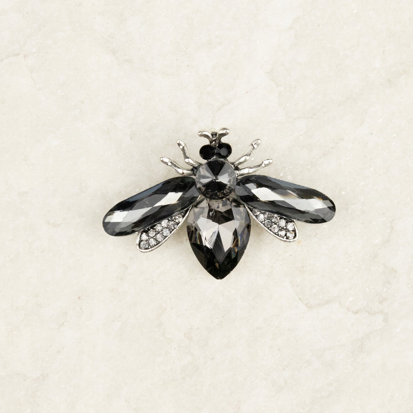 Mucha - broszka z czarnym owadem