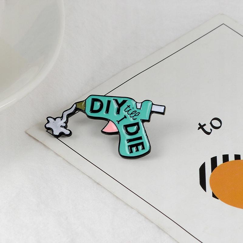 DIY till I die przypinka - Pinets Polska