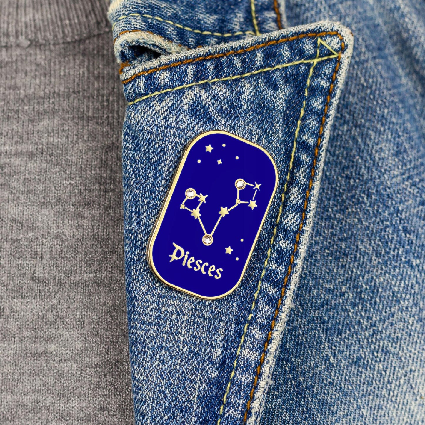 Znak zodiaku Ryby (Piesces) - przypinka z cyrkoniami wykończona 14K złotem