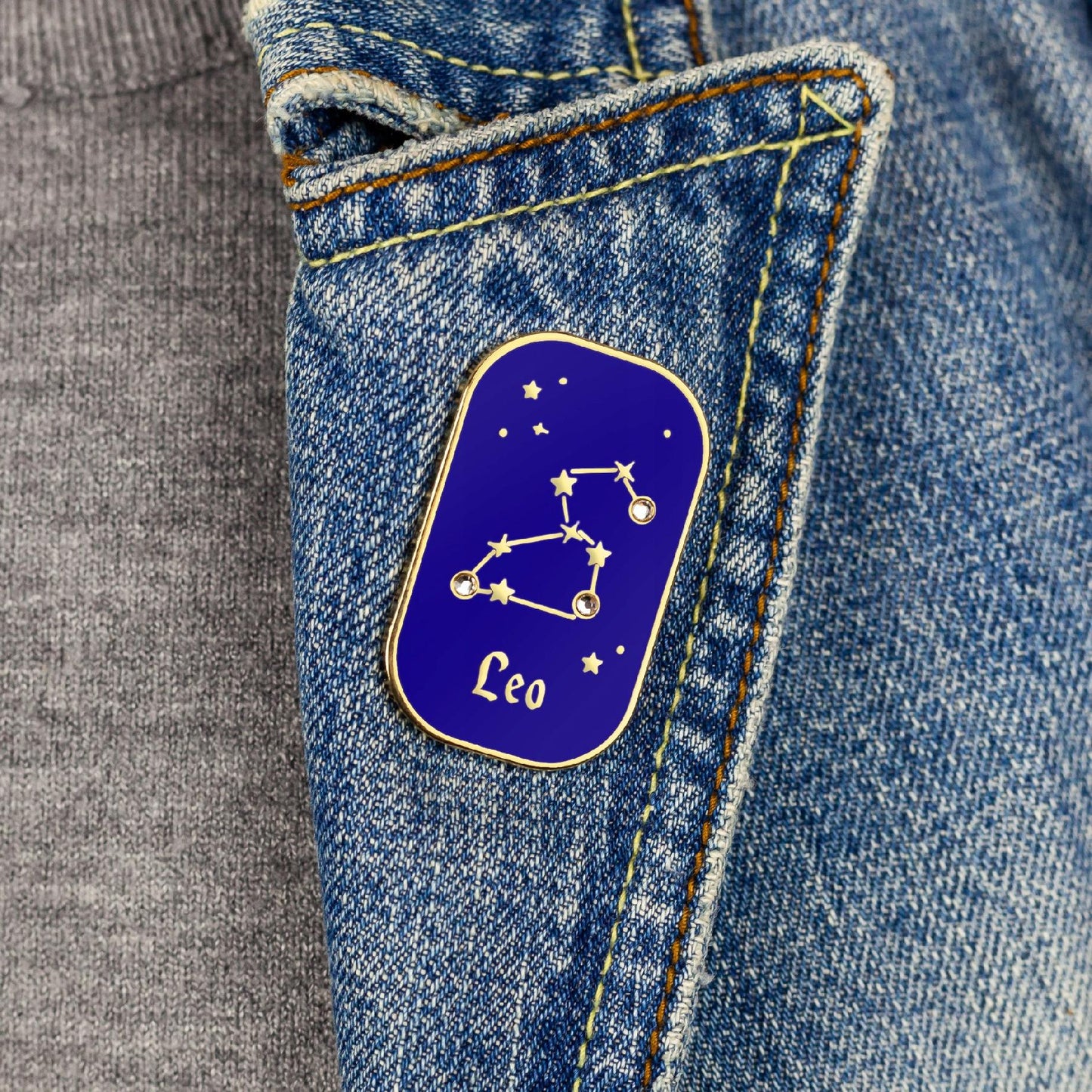 Znak zodiaku Lew (Leo) - przypinka z cyrkoniami wykończona 14K złotem