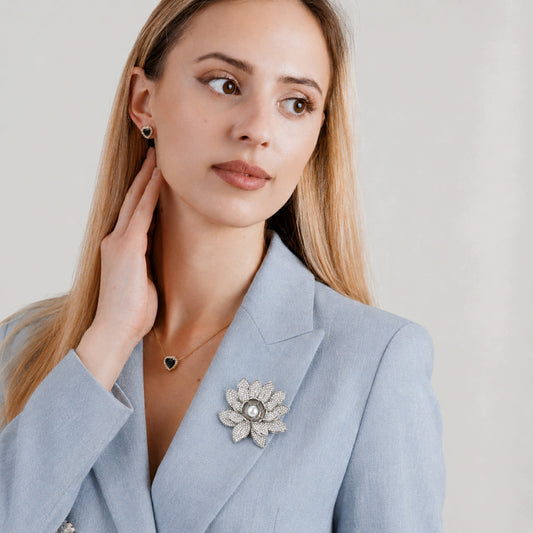 Broszka kwiat lotosu srebrna z perłą hodowlaną cyrkonie elegancka