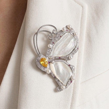 Elegancka broszka motyl z masą perłową i żółtym kamieniem elegancka