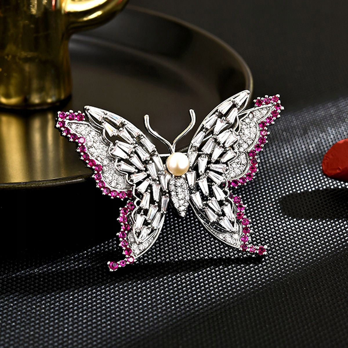 Broszka motyl srebrna z perłą i różowymi kamieniami elegancka