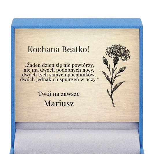 Pudełko z dedykacją dla niej kwiaty