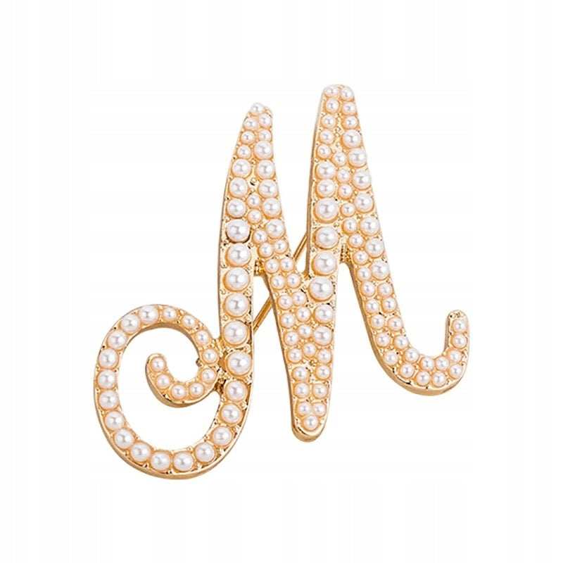 Złota litera M broszka z perłami