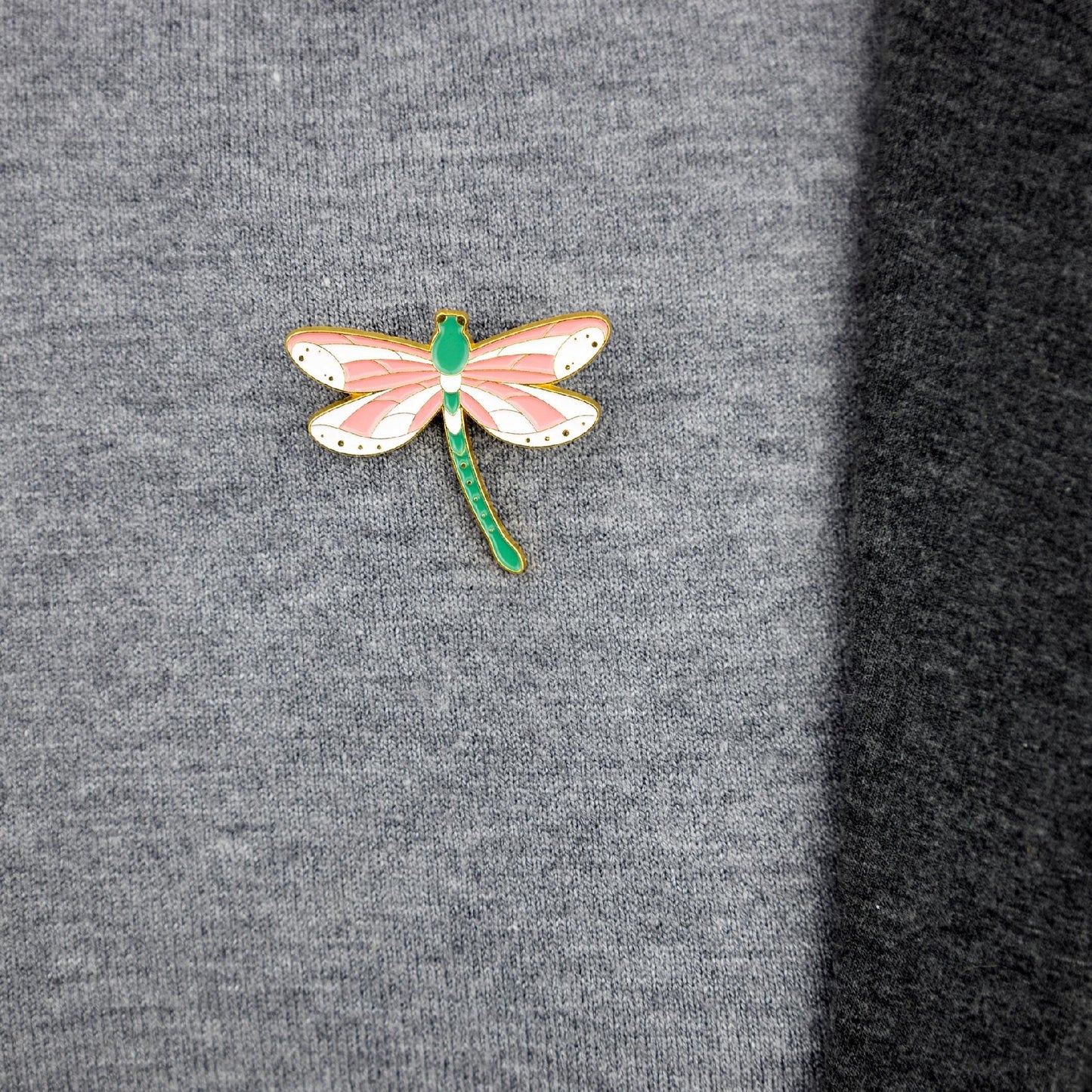 Ważka zielona z biało-różowymi skrzydłami - przypinka