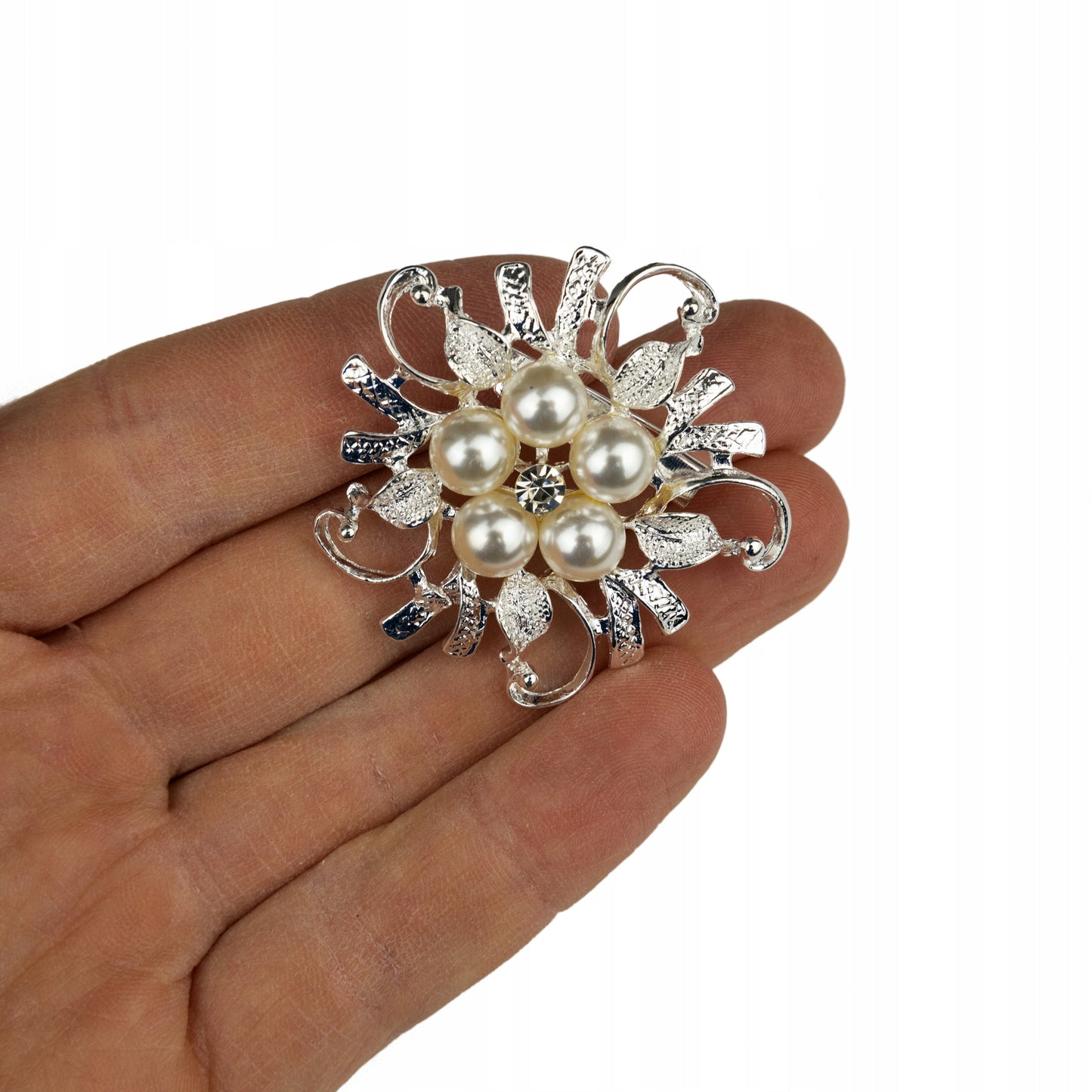 Srebrny kwiat z perełkami - broszka na prezent dla kobiety