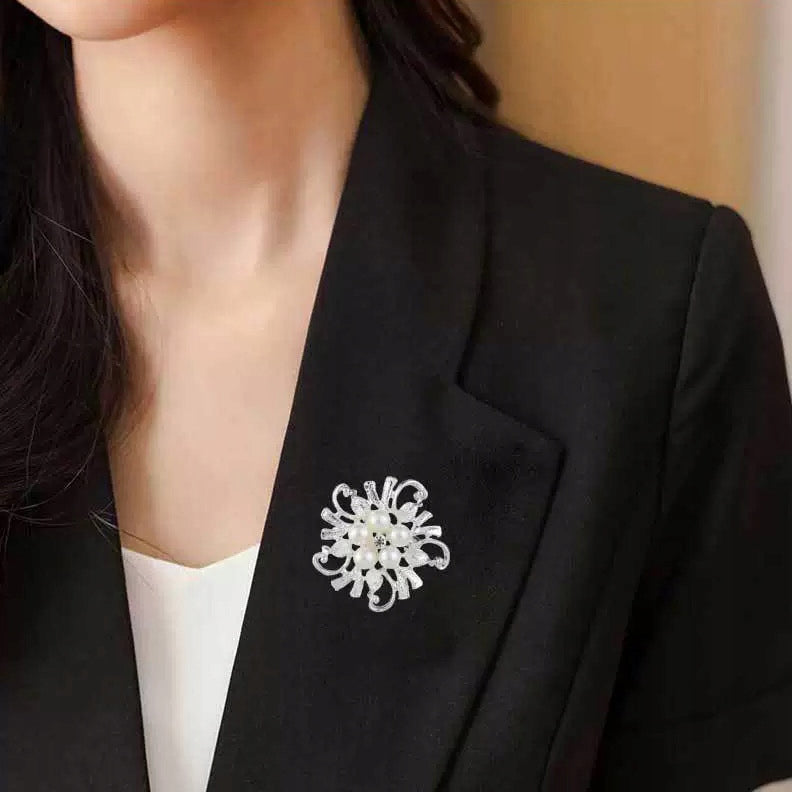 Srebrny kwiat z perełkami - broszka na prezent dla kobiety