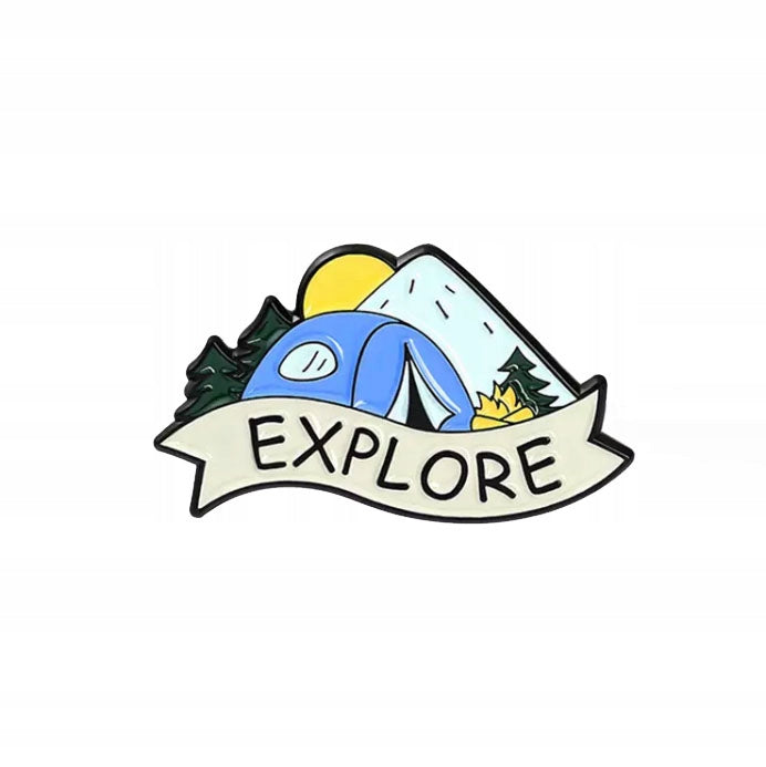Górska przypinka z namiotem i napisem Explore