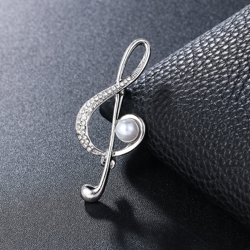 Klucz wiolinowy - srebrna broszka z cyrkoniami i perełką