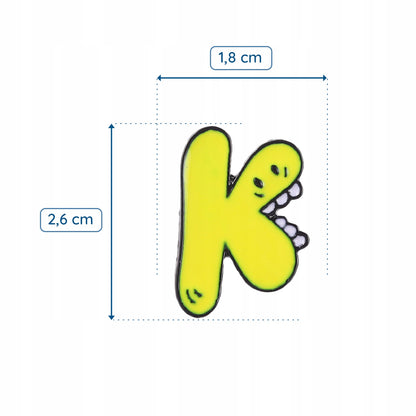 Litera K z zabawną buzią - żółta przypinka