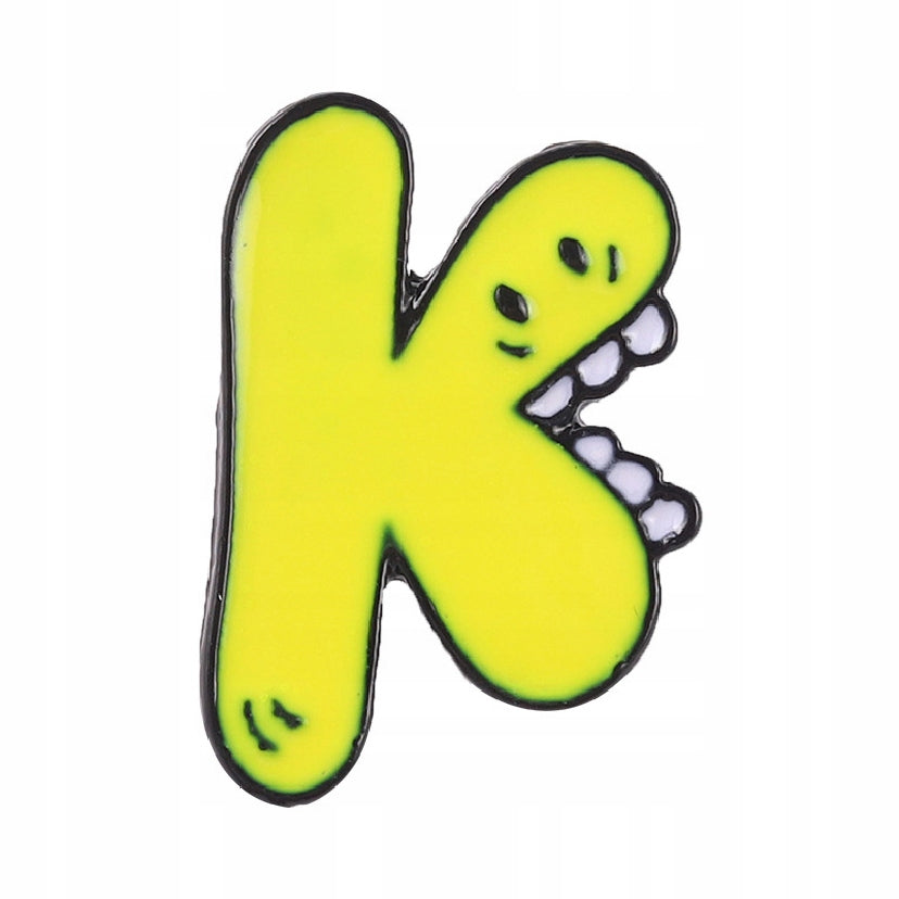 Litera K z zabawną buzią - żółta przypinka