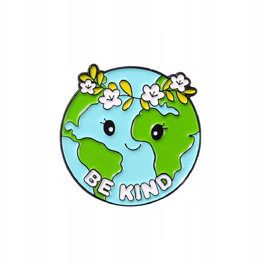 Ekologiczna przypinka w kształcie planety Ziemia z wiankiem ze sloganem "Be Kind"