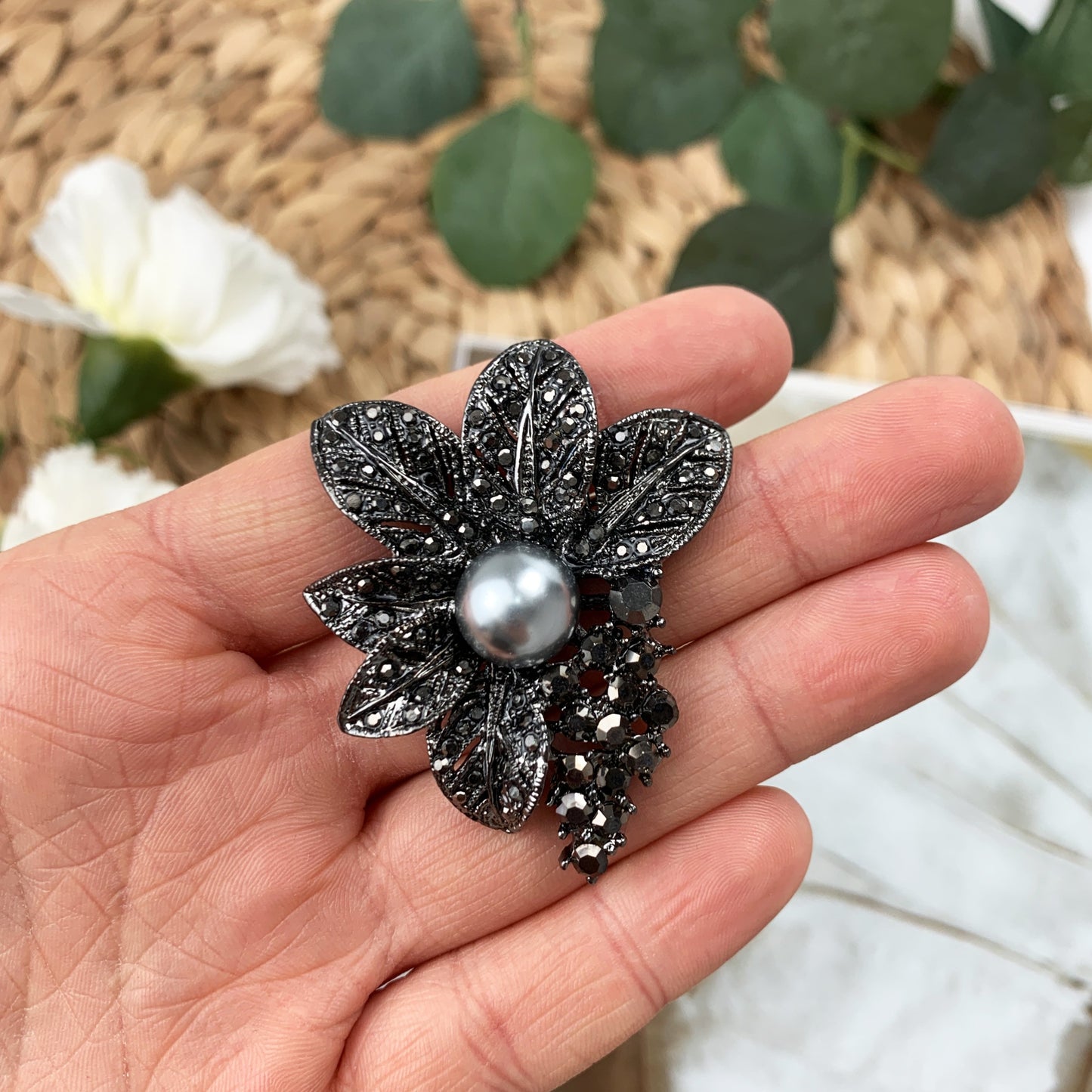 Czarny kwiat z perłą broszka