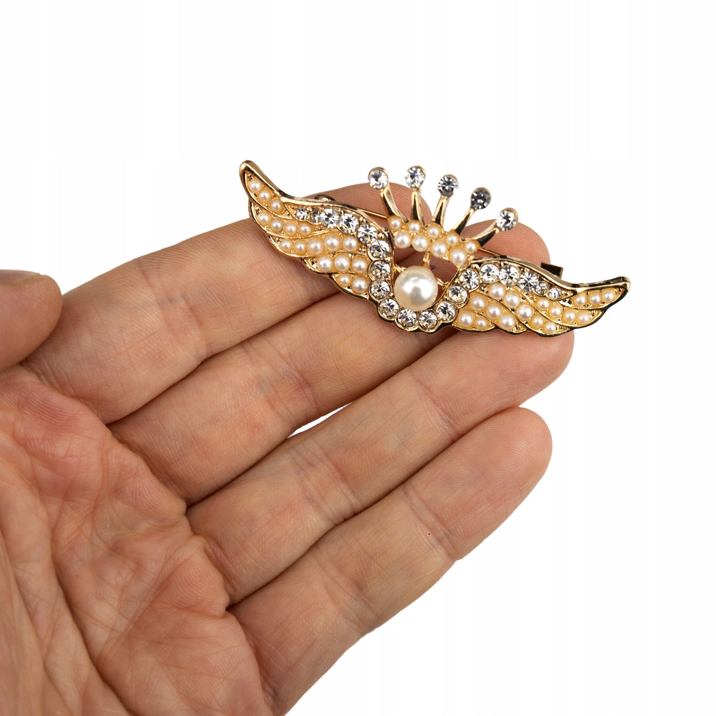 Skrzydła z koroną - złota broszka z cyrkoniami i perełką