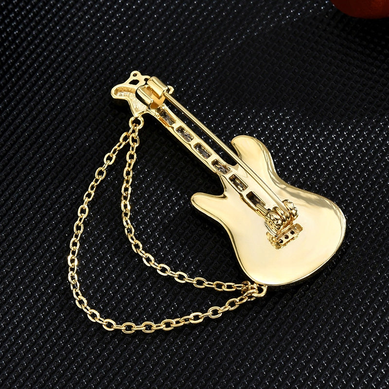Gitara z łańcuszkiem i napisem LOVE - broszka pozłacana 14K złotem
