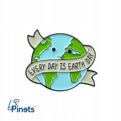 Ekologiczna przypinka w kształcie planety Ziemia ze sloganem "Every Day Is Earth Day"