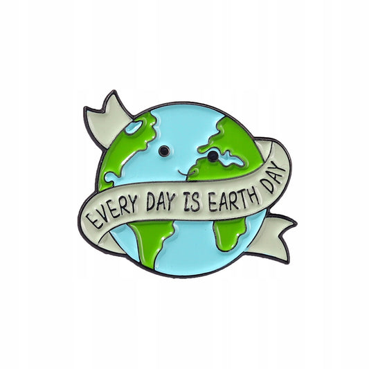 Ekologiczna przypinka w kształcie planety Ziemia ze sloganem "Every Day Is Earth Day"