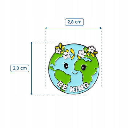 Ekologiczna przypinka w kształcie planety Ziemia z wiankiem ze sloganem "Be Kind"