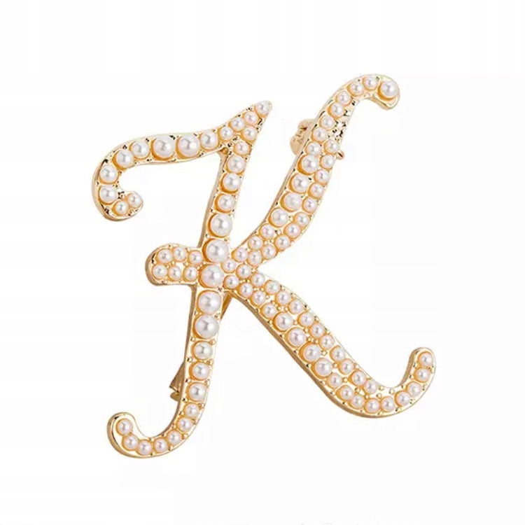 Złota litera K broszka z perłami