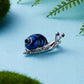 Srebrny ślimak z niebieską muszlą - broszka