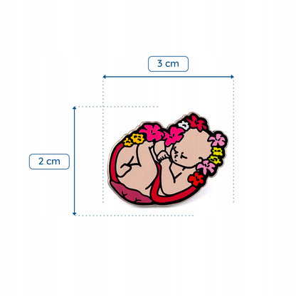 Płód dziecka otoczony kwiatami - przypinka