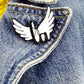 Little Angel przypinka w kształcie skrzydeł z logo LA
