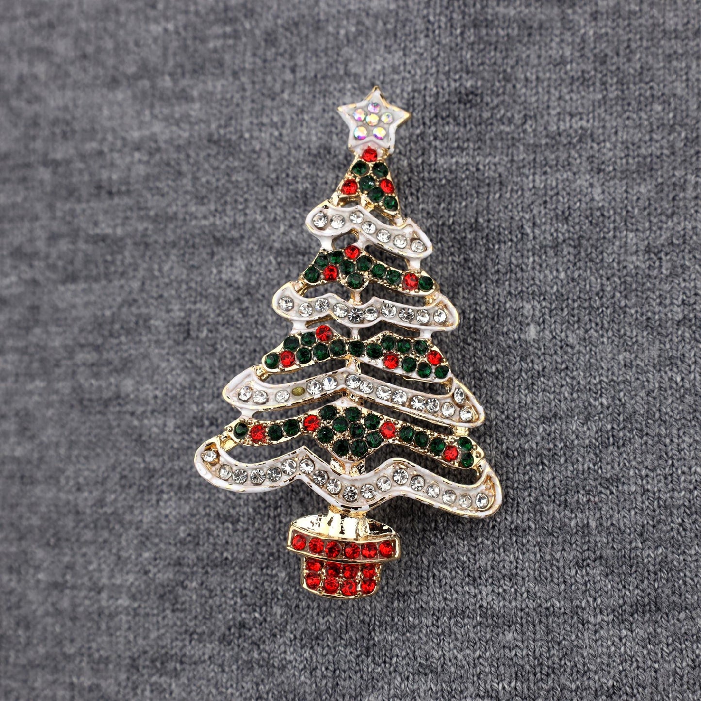 Choinka z białym łańcuchem - kolorowa broszka świąteczna