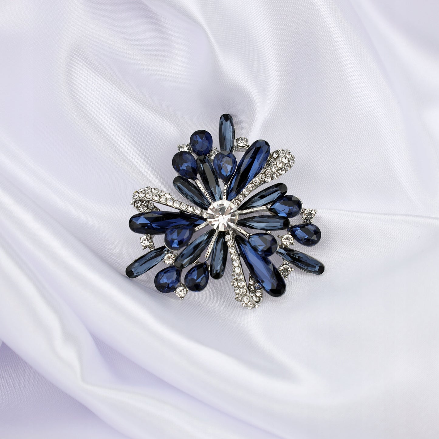 Niebieski kwiat - broszka z cyrkoniami